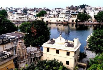 Hotel Shiv Palace has Balcony rooms