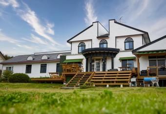 Guesthouse leaf allows 18 year olds to book a room