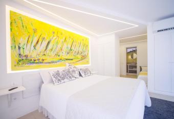 Le Monachelle Luxury has rooms with a private hot tub