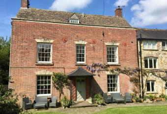 Burrows Court, Self catering Charming House near the Cotswold Way allows 18 year olds to book a room