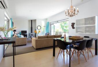 Treehouse Spa Escape - Private Spa Pool has Balcony rooms