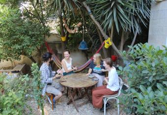 Battuta Hostel has Balcony rooms