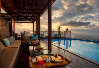 Cozy Savvy Boutique Hotel Hoi An has rooms with a private hot tub