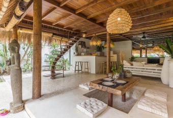 Eco Bamboo Bungalow 4 has rooms with a private hot tub