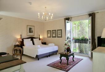 Le Manoir de Gressy has Balcony rooms