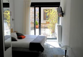 H  tel De L Ill allows 18 year olds to book a room