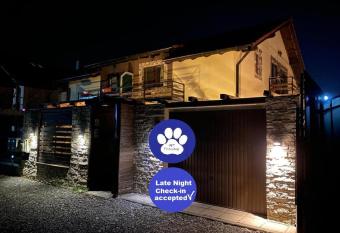 IGI HOUSE with pool 12 km from Cluj-Napoca has rooms with a private hot tub