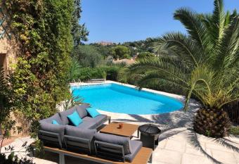 Les Cypres has Balcony rooms