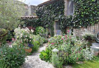 La Petite Maison allows 18 year olds to book a room