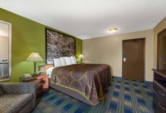 Super 8 by Wyndham Cleveland has Balcony rooms