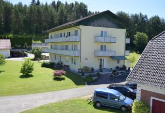 Ferienwohnungen Valerie has Balcony rooms