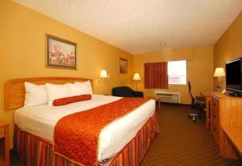 Best Western Gateway Inn has rooms with a private hot tub