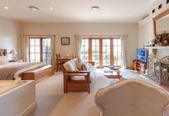 Strathearn Park Lodge has rooms with a private hot tub