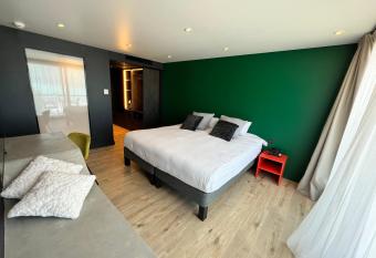 Hotel & Spa Marina d Adelphia has rooms with a private hot tub