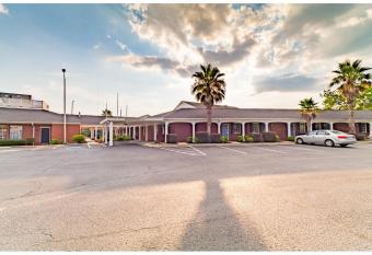 Winton Inn & Suites has rooms with a private hot tub