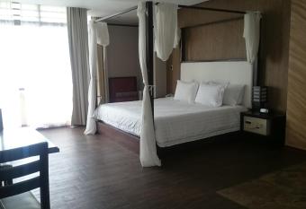 Arhan   Hosteria & Resort has rooms with a private hot tub