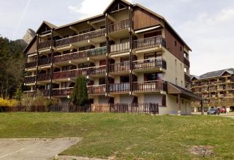 Studio Rez de Jardin allows 18 year olds to book a room