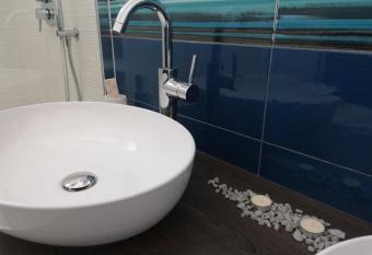 Kaloneiro Guest House has Balcony rooms