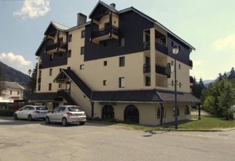 Studio Le petit Som allows 18 year olds to book a room