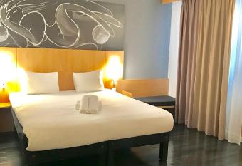 easyHotel Nice Palais des Congr  s     Old Town allows 18 year olds to book a room