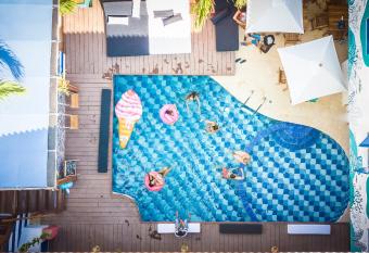 Casa del Puerto Hostel & Suites allows 18 year olds to book a room