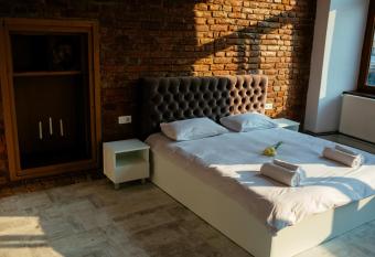 Apartament   tefan has rooms with a private hot tub