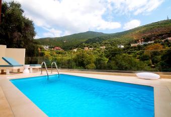 Elite Luxury Villas has Balcony rooms