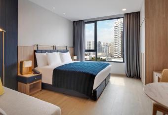 Staybridge Suites Bangkok Thonglor, an IHG Hotel has rooms with a private hot tub