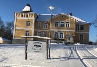 Hunnebergs G  rd Hostel & Camping allows 18 year olds to book a room