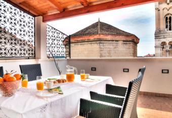 Luxury Apartment Matkovic has rooms with a private hot tub