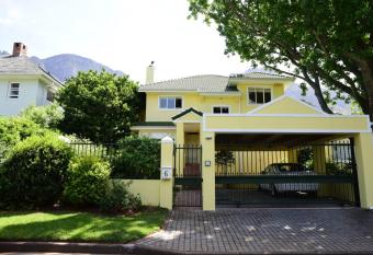 On Pinewood Guest House has rooms with a private hot tub