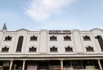 OYO Hotel Asopalav allows 18 year olds to book a room