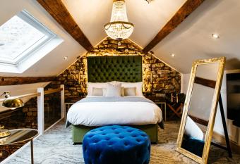 Quite Simply French allows 18 year olds to book a room