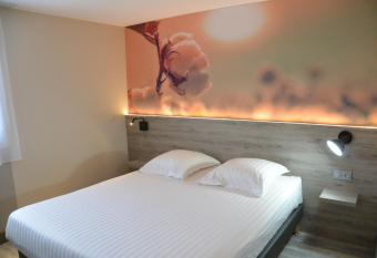 Kyriad Direct Tours Sud - Chambray L  s Tours allows 18 year olds to book a room