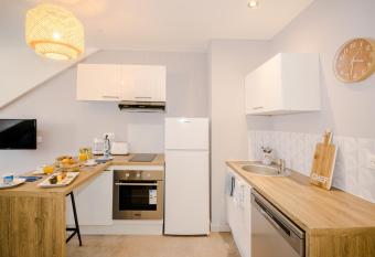 Appartements Le Bleu des Roches Noires allows 18 year olds to book a room