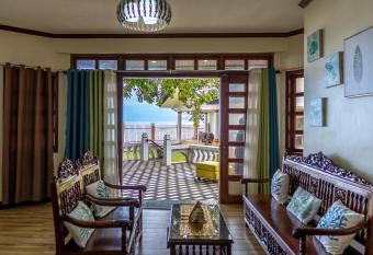 Casa dela Playa (House by the Beach) allows 18 year olds to book a room