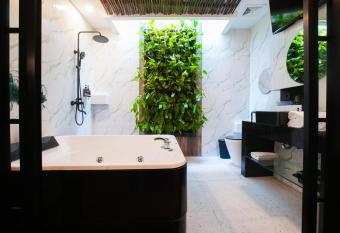 Oak Tree Urban has rooms with a private hot tub