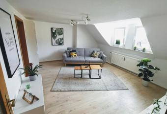 Moderne 3BR Netflix,Kaffee,Wifi,Parken allows 18 year olds to book a room