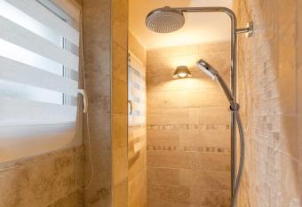 The Originals Boutique, Clair H  tel, Martigues (Inter-Hotel) has rooms with a private hot tub
