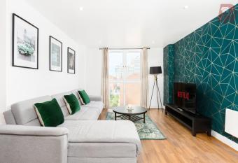 Granville Street - 2 Bedroom Birmingham City Centre & Secure Parking has Balcony rooms