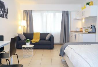 nice central studio allows 18 year olds to book a room