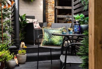 East St 3 -Secret Garden allows 18 year olds to book a room