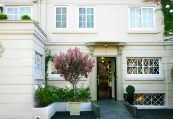 Carm  n  re Ecohotel allows 18 year olds to book a room