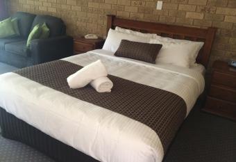 High Country Motor Inn Bright has rooms with a private hot tub