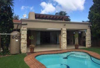 Gold Crest Guesthouse has Balcony rooms