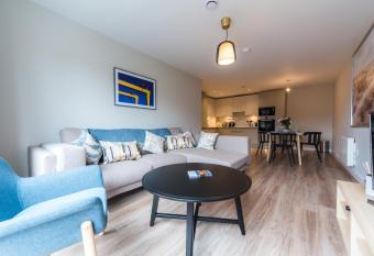 5 star brand new city centre apartment allows 18 year olds to book a room