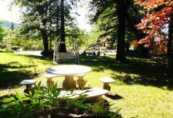 Hotel Le Mas Fleuri allows 18 year olds to book a room