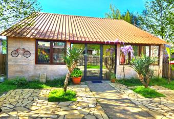 House & Yard Sesil XL 90m to beach has Balcony rooms