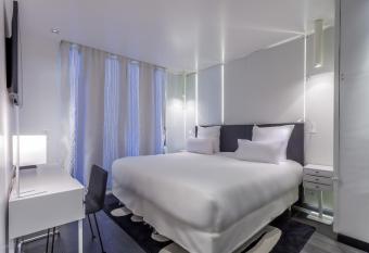 H  tel F  licien & SPA has rooms with a private hot tub