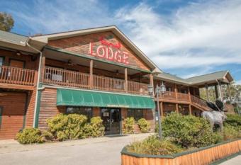 Bullwinkles Rustic Lodge has rooms with a private hot tub